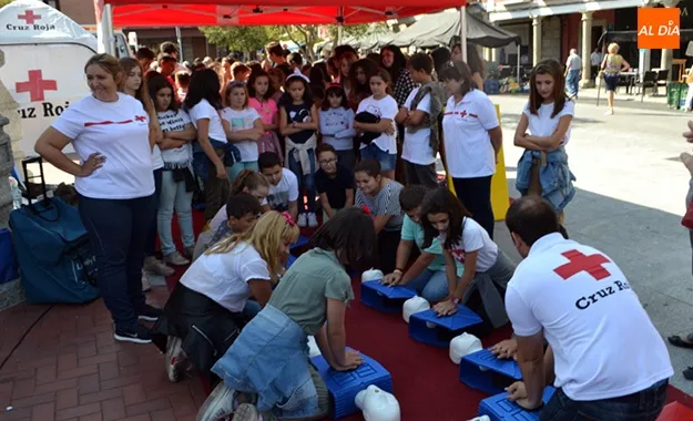 Cruz Roja ofrecia una exhibición sobre primeros auxilios en la Plaza de España