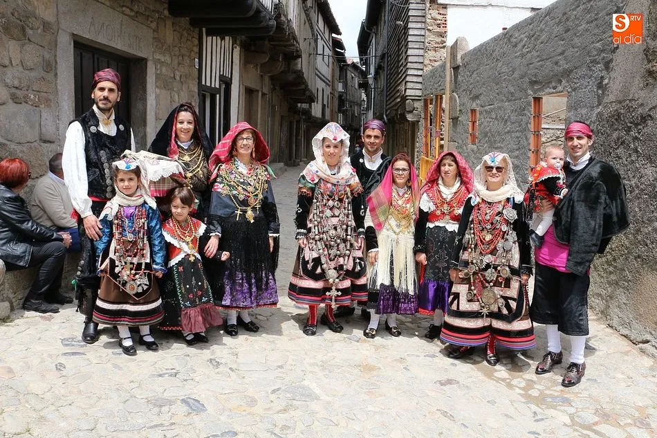 Numerosos vecinos participan en los diferentes actos de la localidad ataviados con trajes típicos