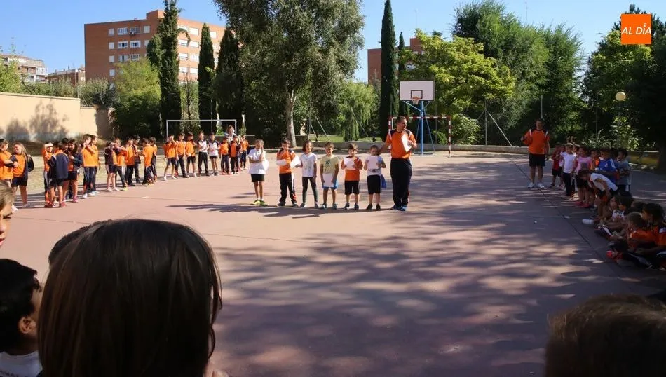 El acto principal de esta jornada se realizaba en el patio del centro. Foto de Alberto Martín