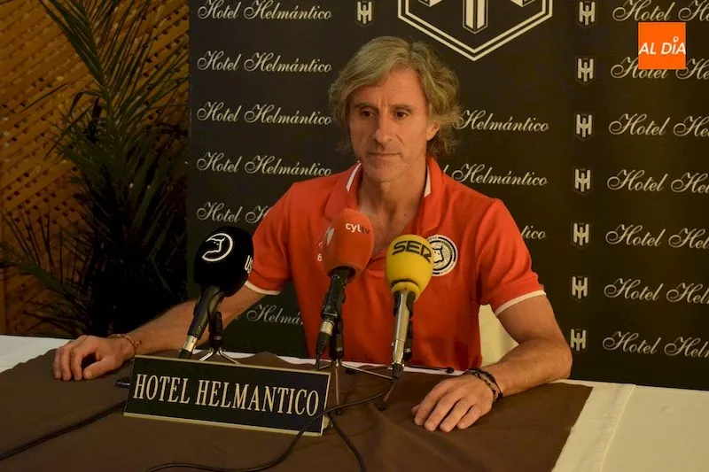 Roberto Aguirre durante la rueda de prensa