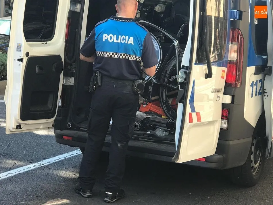 Foto 6 - Un ciclista sufre lesiones al chocar con un remolque en el paseo de Carmelitas