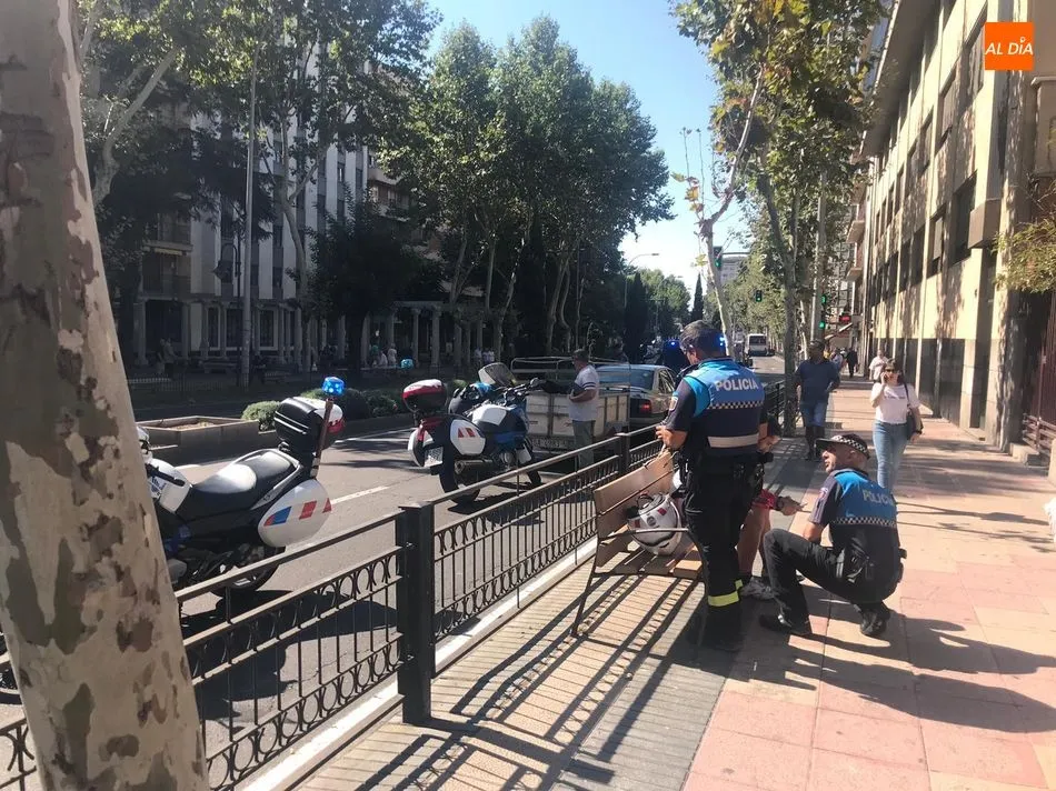 Foto 5 - Un ciclista sufre lesiones al chocar con un remolque en el paseo de Carmelitas