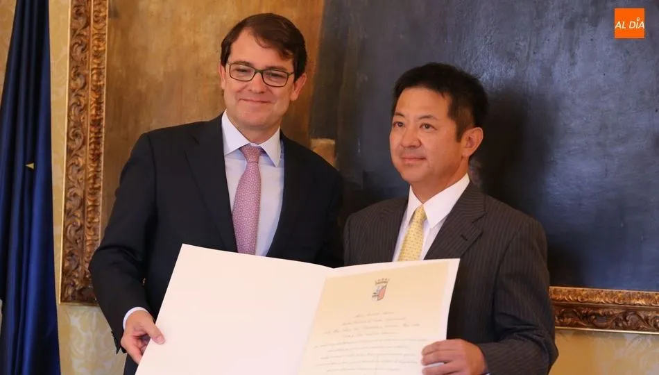 El alcalde de Salamanca, Alfonso Fernández Mañueco, junto a Makoto Hattori, presidente de Mitsubishi Corporación España. Foto de Alberto Martín