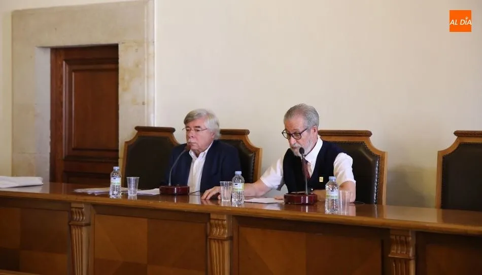 Conferencia del catedrático Román Álvarez en el Aula Magna de Filología. Foto de Alberto Martín