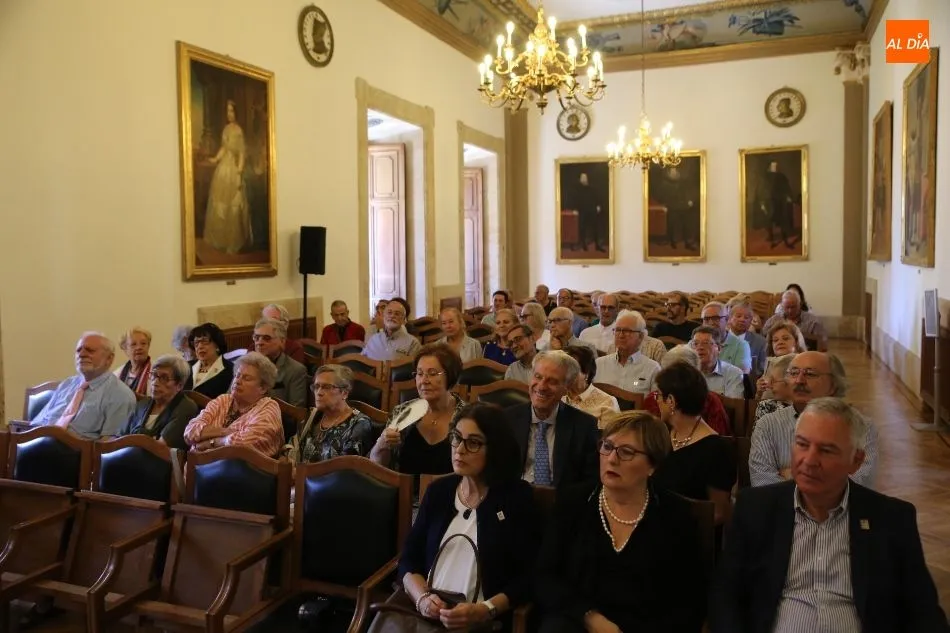 Foto 4 - Conferencia y ofrenda floral para recordar la huella de Miguel de Unamuno por la USAL