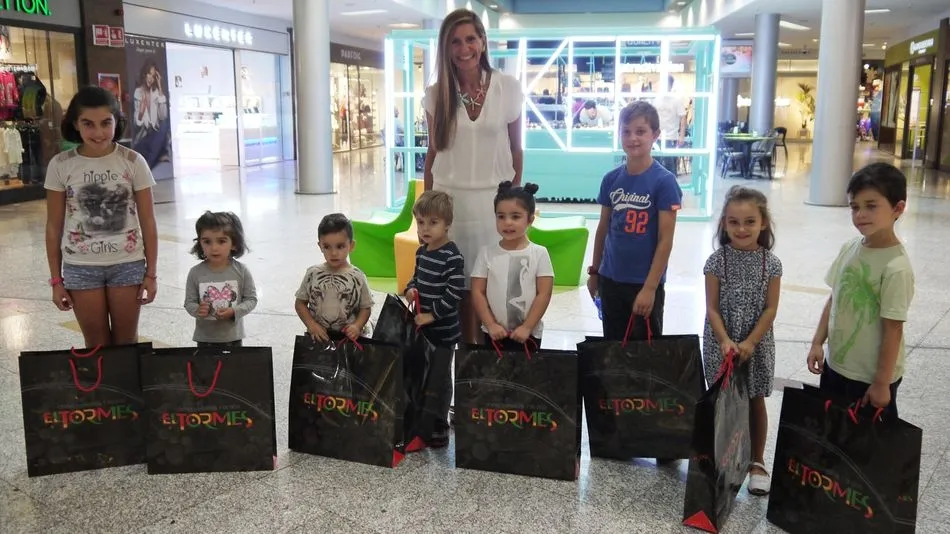 Cuca Gonzalo, junto a los niños ganadores del concurso.