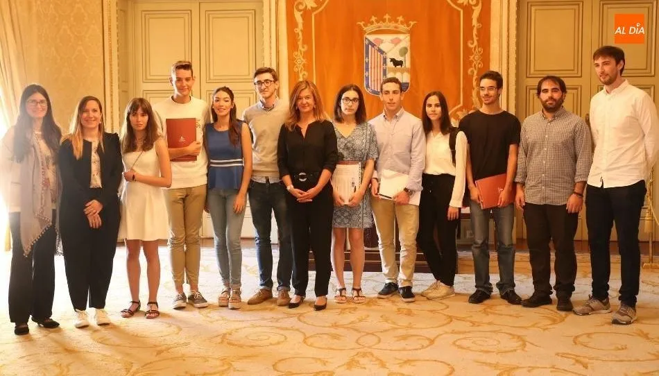 La concejala, con los jóvenes investigadores. Fotos: Alberto Martín