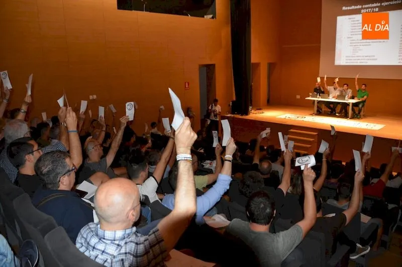 Los socios votan uno de los puntos del orden del día