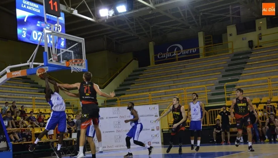 Una acción del partido disputado este viernes en Würzburg. Fotos: Lydia González