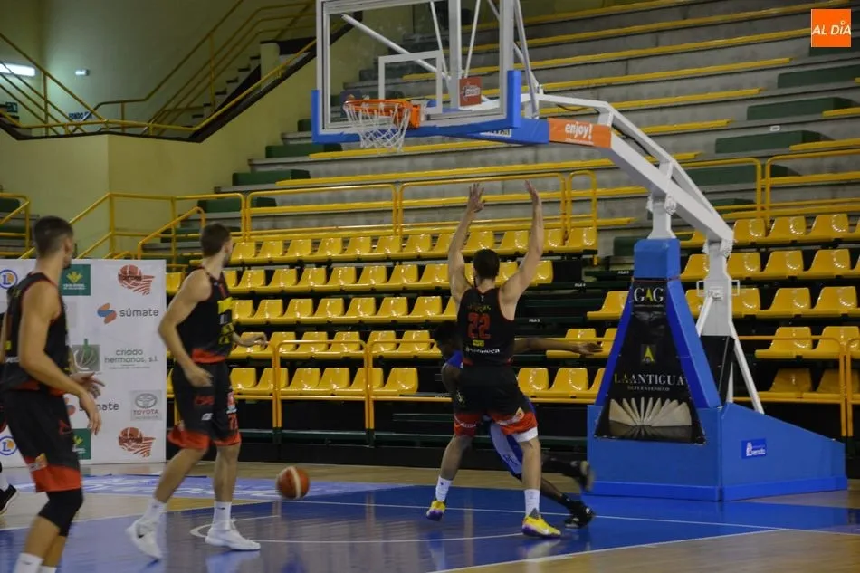 Foto 6 - La Antigua Tormes cierra la pretemporada con triunfo en W&uuml;rzburg frente al Zamora (67-62)