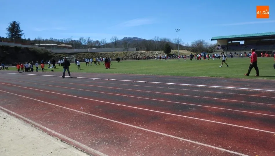 Estado de las pistas de las instalaciones deportivas Roberto Heras antes de la remodelación