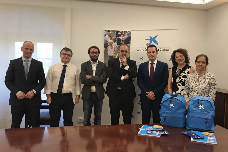 Entrega del material escolar de la Obra Social La Caixa en la Consejería de Educación