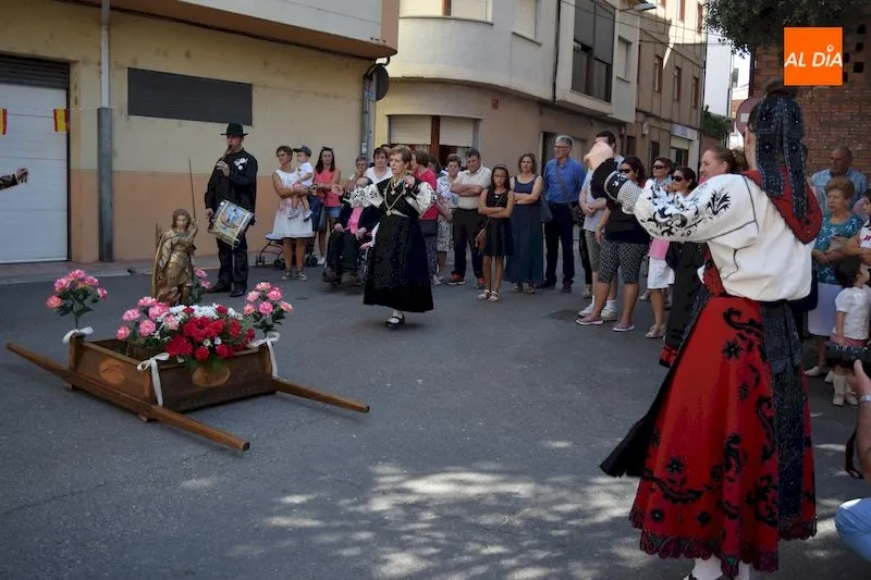 Foto 11 - San Miguel sale en procesi&oacute;n acompa&ntilde;ado por sus vecinos