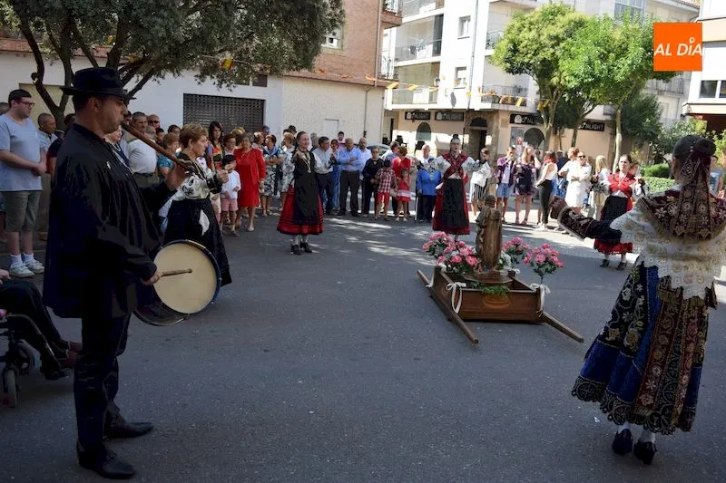 Foto 10 - San Miguel sale en procesi&oacute;n acompa&ntilde;ado por sus vecinos