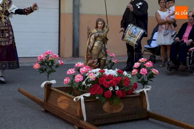 Foto 8 - San Miguel sale en procesi&oacute;n acompa&ntilde;ado por sus vecinos