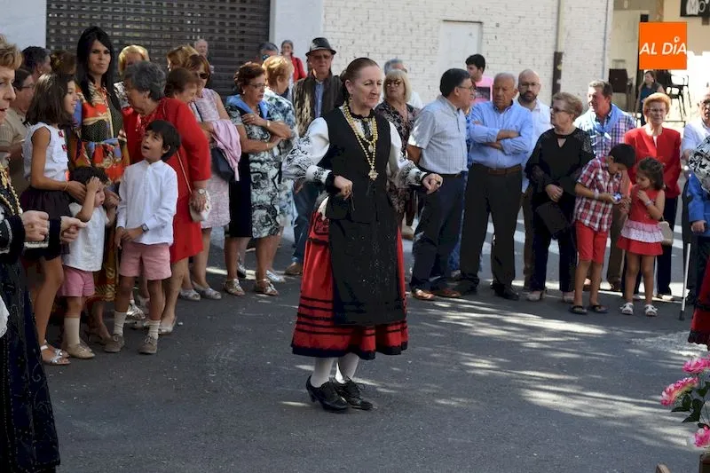 Foto 6 - San Miguel sale en procesi&oacute;n acompa&ntilde;ado por sus vecinos