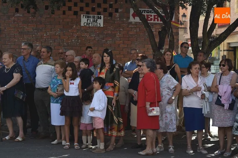 Foto 5 - San Miguel sale en procesi&oacute;n acompa&ntilde;ado por sus vecinos