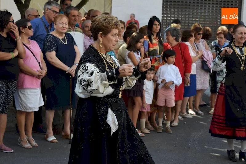 Foto 4 - San Miguel sale en procesi&oacute;n acompa&ntilde;ado por sus vecinos