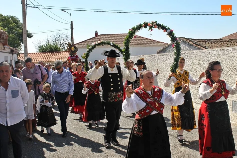 Foto 8 - Bailes en honor a San Miguel Arc&aacute;ngel en una concurrida jornada festiva en Juzbado