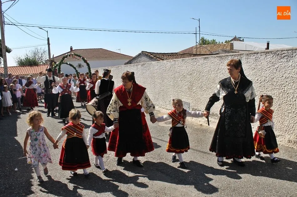 Foto 9 - Bailes en honor a San Miguel Arc&aacute;ngel en una concurrida jornada festiva en Juzbado