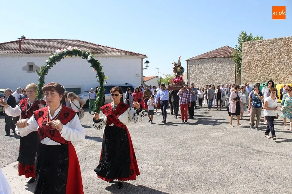 Foto 11 - Bailes en honor a San Miguel Arc&aacute;ngel en una concurrida jornada festiva en Juzbado