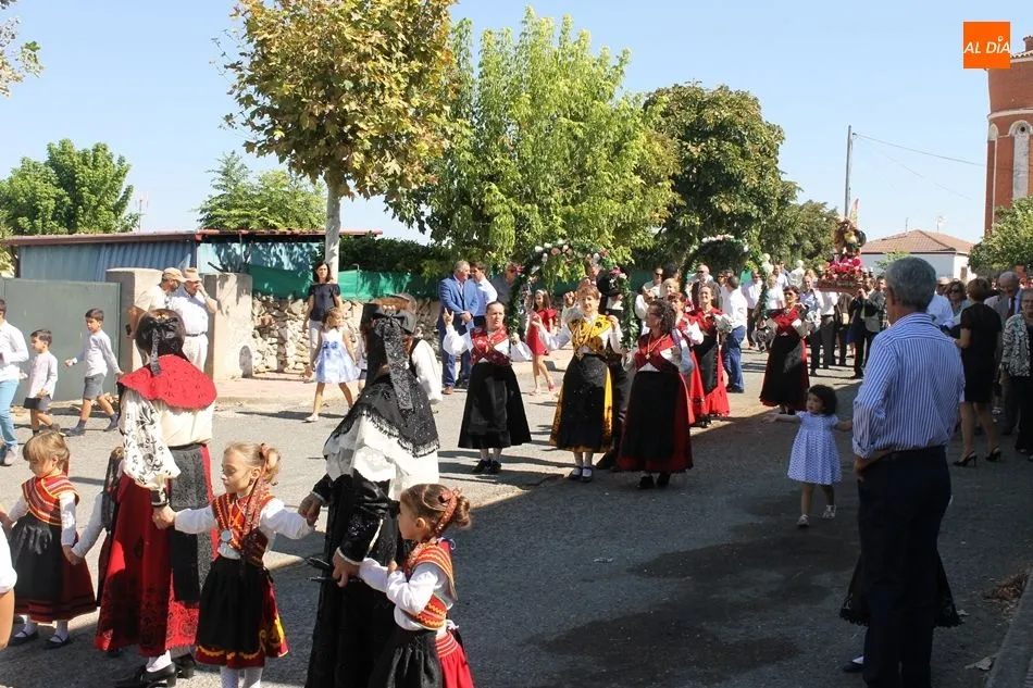 Foto 3 - Bailes en honor a San Miguel Arc&aacute;ngel en una concurrida jornada festiva en Juzbado