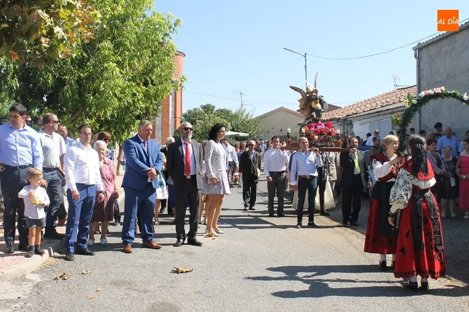 Foto 2 - Bailes en honor a San Miguel Arc&aacute;ngel en una concurrida jornada festiva en Juzbado