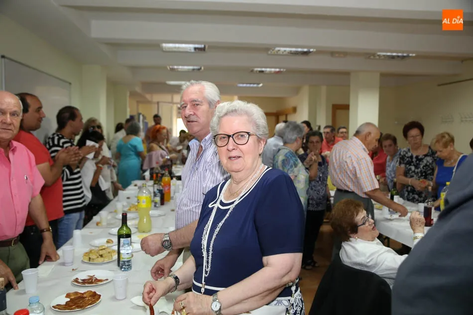 Foto 11 - La asociaci&oacute;n Avesal re&uacute;ne a socios y amigos para brindar por las fiestas vecinales