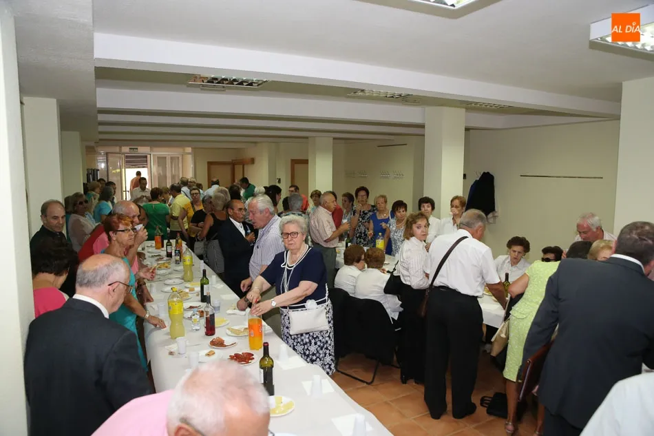 Foto 10 - La asociaci&oacute;n Avesal re&uacute;ne a socios y amigos para brindar por las fiestas vecinales