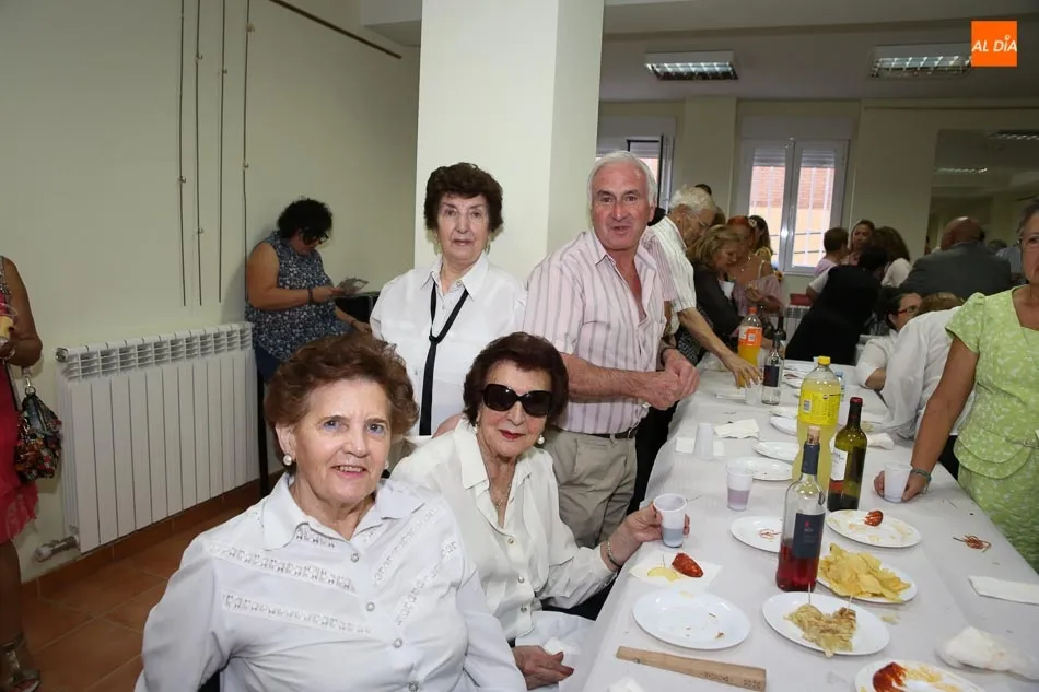Foto 9 - La asociaci&oacute;n Avesal re&uacute;ne a socios y amigos para brindar por las fiestas vecinales