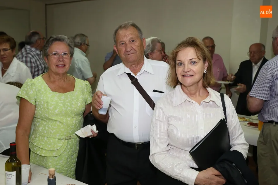 Foto 8 - La asociaci&oacute;n Avesal re&uacute;ne a socios y amigos para brindar por las fiestas vecinales