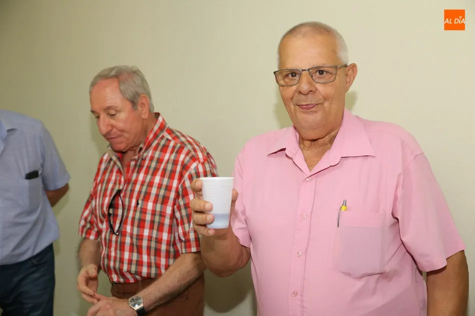 Foto 7 - La asociaci&oacute;n Avesal re&uacute;ne a socios y amigos para brindar por las fiestas vecinales