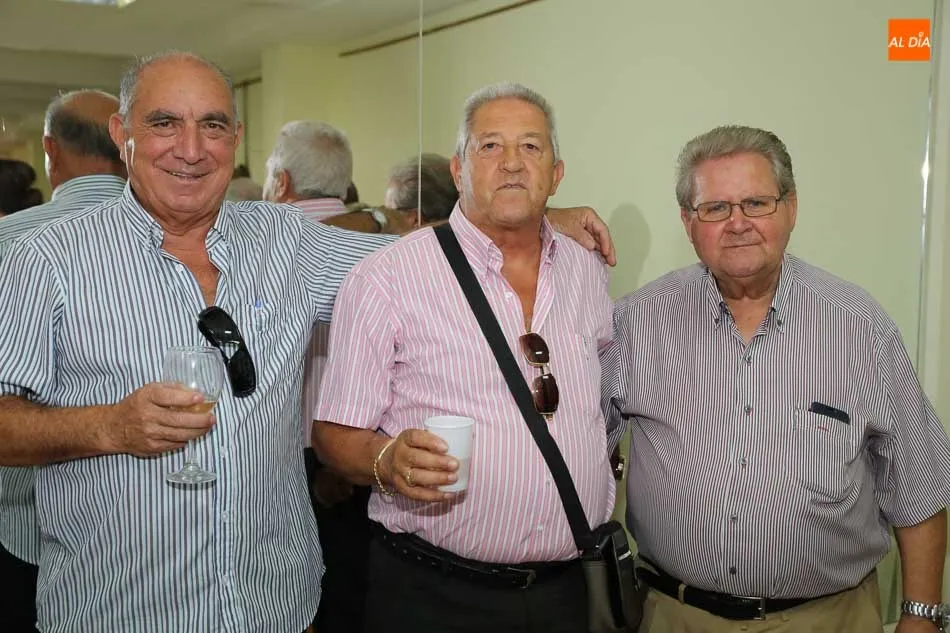 Foto 5 - La asociaci&oacute;n Avesal re&uacute;ne a socios y amigos para brindar por las fiestas vecinales