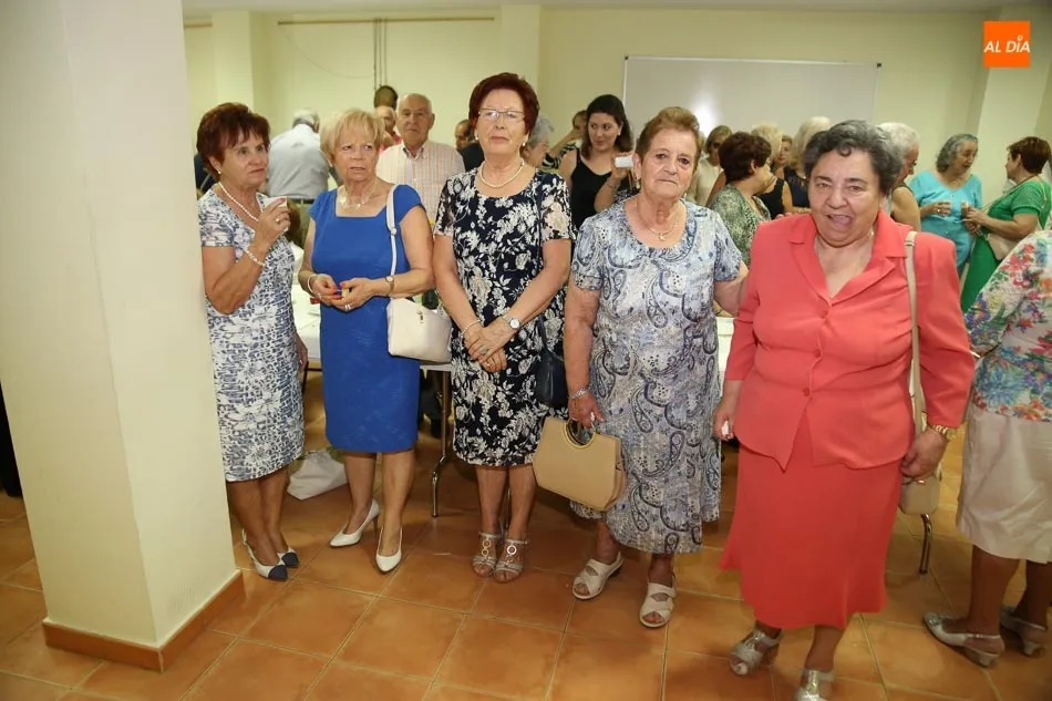 Foto 2 - La asociaci&oacute;n Avesal re&uacute;ne a socios y amigos para brindar por las fiestas vecinales