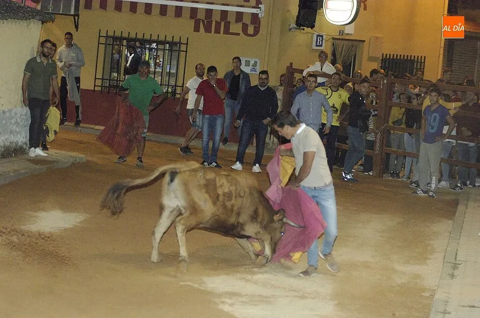 Capea nocturna por las calles de la localidad | Fotos: Adrián Martín