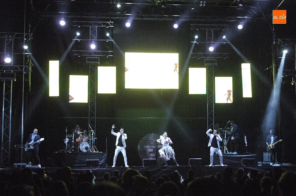 Foto 11 - Fant&aacute;stica velada de apertura de las fiestas de Alba de Yeltes  