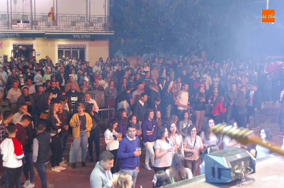 Foto 6 - Fant&aacute;stica velada de apertura de las fiestas de Alba de Yeltes  