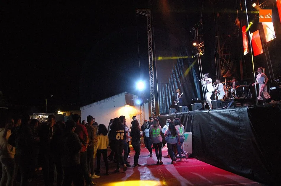 Foto 2 - Fant&aacute;stica velada de apertura de las fiestas de Alba de Yeltes  