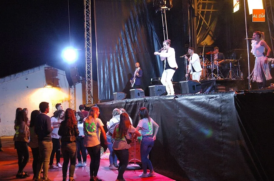 Foto 3 - Fant&aacute;stica velada de apertura de las fiestas de Alba de Yeltes  