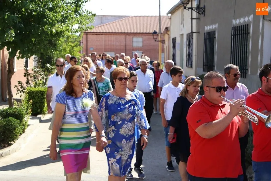 Foto 4 - San Miguel recorre las calles acompa&ntilde;ado por los vecinos
