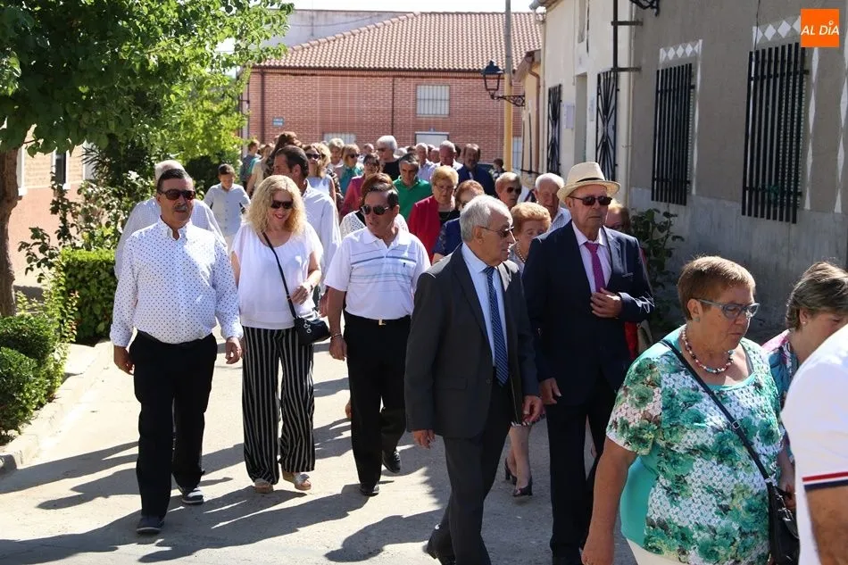 Foto 2 - San Miguel recorre las calles acompa&ntilde;ado por los vecinos