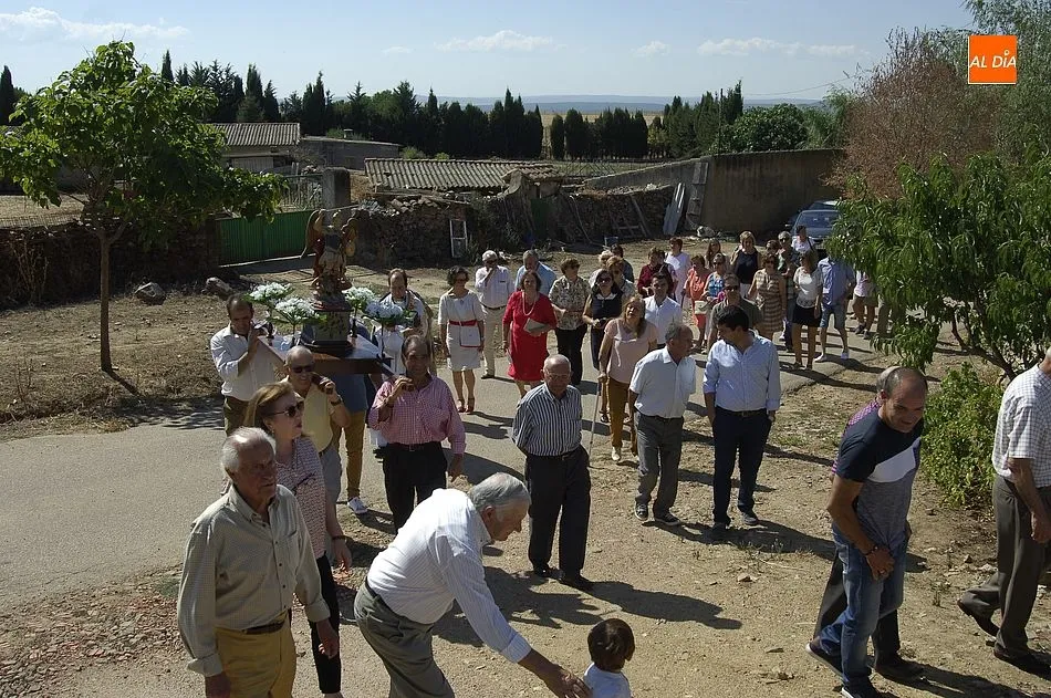 Foto 11 - San Miguel Arc&aacute;ngel recorre las calles de Pedrotoro bajo un sol totalmente veraniego  