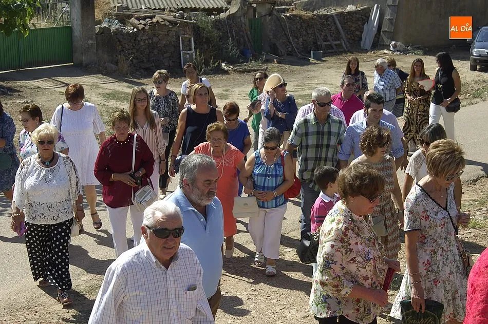 Foto 5 - San Miguel Arc&aacute;ngel recorre las calles de Pedrotoro bajo un sol totalmente veraniego  