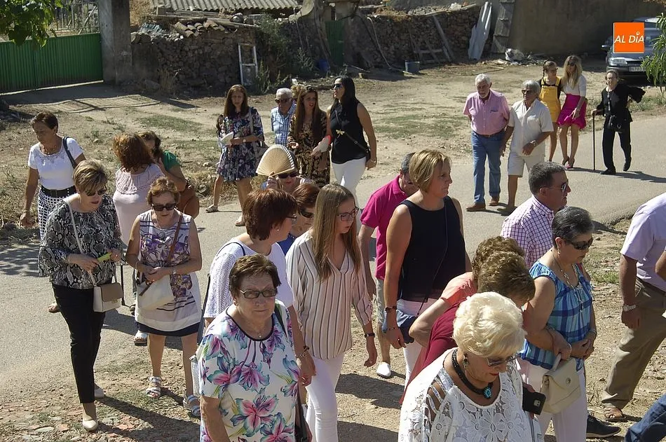 Foto 3 - San Miguel Arc&aacute;ngel recorre las calles de Pedrotoro bajo un sol totalmente veraniego  
