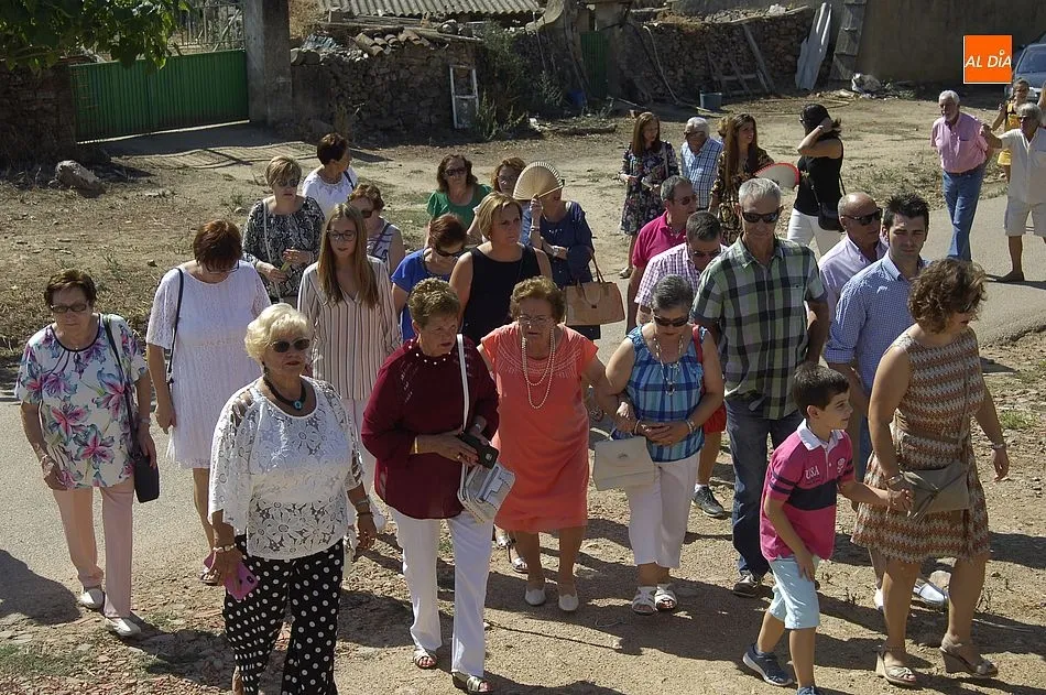 Foto 4 - San Miguel Arc&aacute;ngel recorre las calles de Pedrotoro bajo un sol totalmente veraniego  