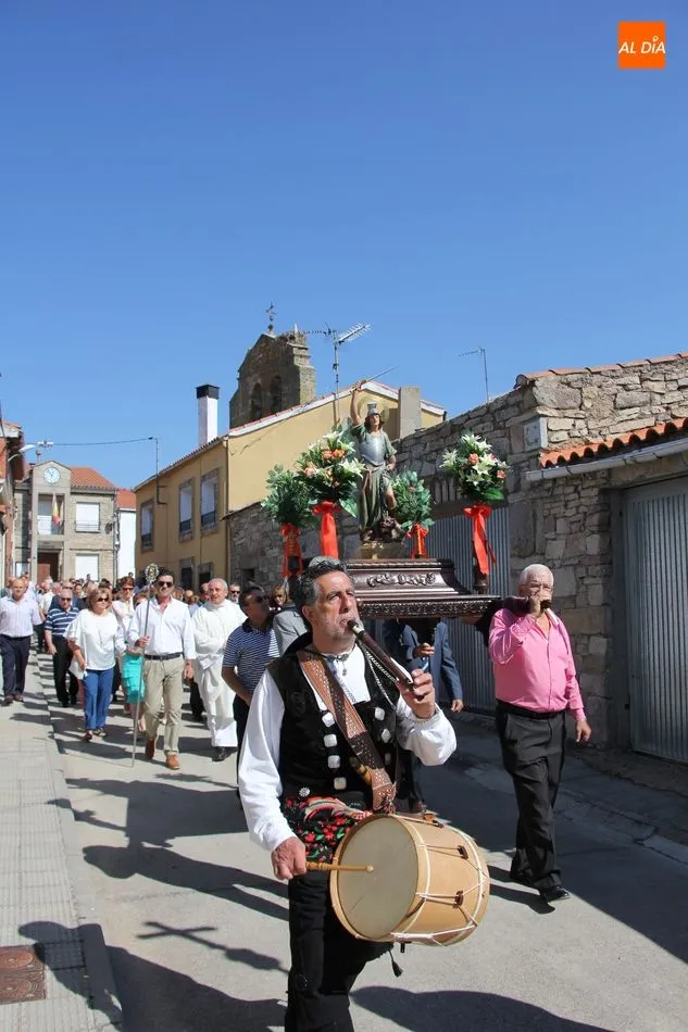 Foto 10 - Los vecinos de Almendra acompa&ntilde;an a San Miguel en el d&iacute;a grande de las fiestas  