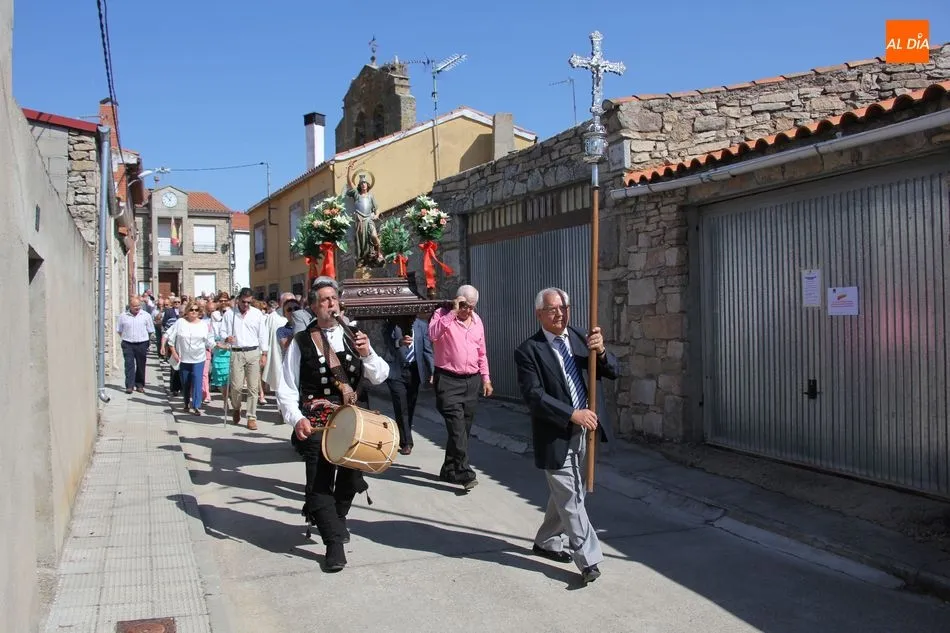Foto 9 - Los vecinos de Almendra acompa&ntilde;an a San Miguel en el d&iacute;a grande de las fiestas  