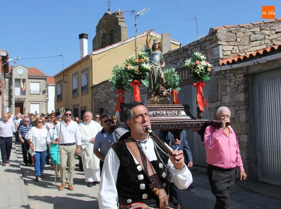 Foto 8 - Los vecinos de Almendra acompa&ntilde;an a San Miguel en el d&iacute;a grande de las fiestas  