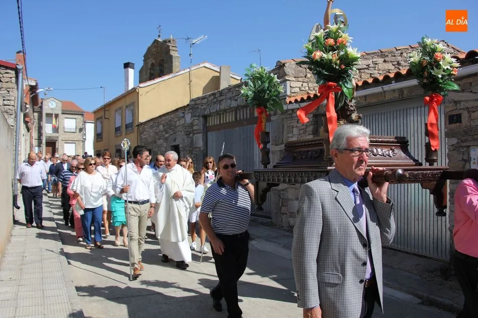 Foto 7 - Los vecinos de Almendra acompa&ntilde;an a San Miguel en el d&iacute;a grande de las fiestas  