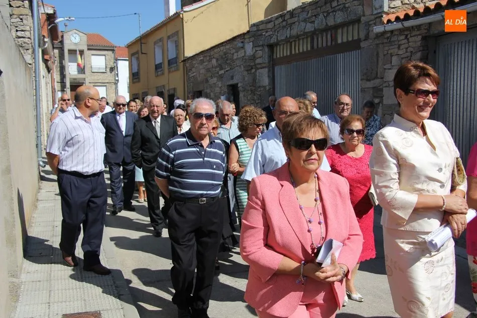 Foto 6 - Los vecinos de Almendra acompa&ntilde;an a San Miguel en el d&iacute;a grande de las fiestas  